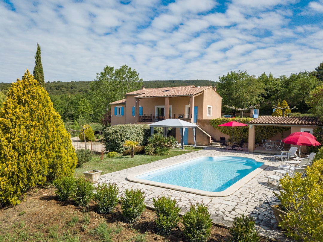 gite pour 12 personnes dans le luberon avec piscine et aire de jeux pour les enfants